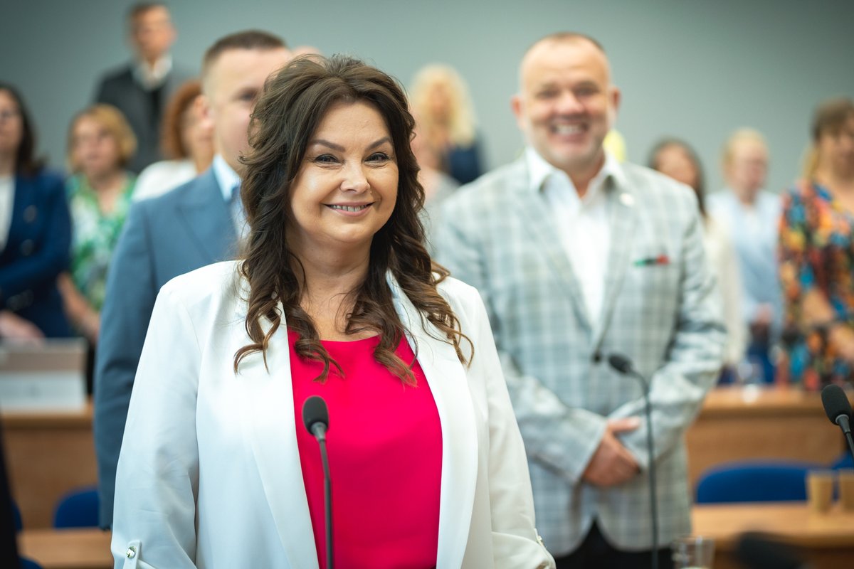 Miasto Tychy ma nową radną. Podczas dzisiejszej sesji Rady Miasta Tychy ślubowanie złożyła Aleksandra Sojka. Zastąpiła ona Hannę Skoczylas, która od 8 maja pełni funkcję Zastępcy Prezydenta Tychów ds. Zrównoważonego Rozwoju. #Tychy