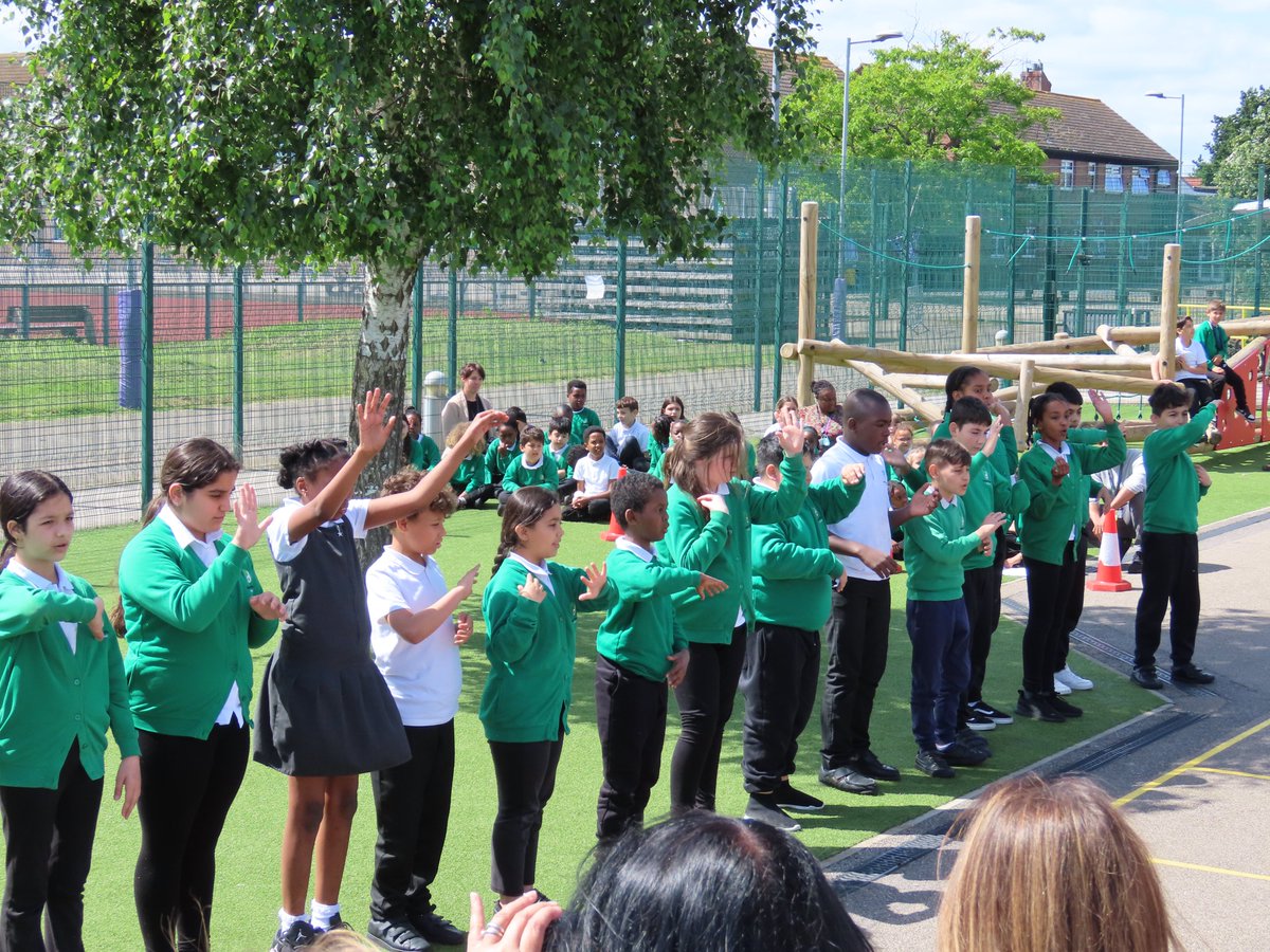 DeltaPrimary's tweet image. It was wonderful to see so many parents and carers at our outdoor Performance Poetry event this afternoon! The sun was shining and the children from Year 1 to Year 6 performed their poems beautifully.