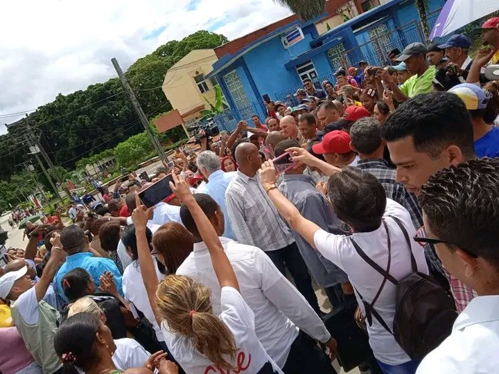 El pueblo de #Yateras recibe a nuestro presidente @DiazCanelB #DíazCanelEnGuantánamo #GenteQueSuma #JuntosPodemosMás #YoSigoAMiPresidente #Guantánamo #Cuba #GuerreroDelGuaso