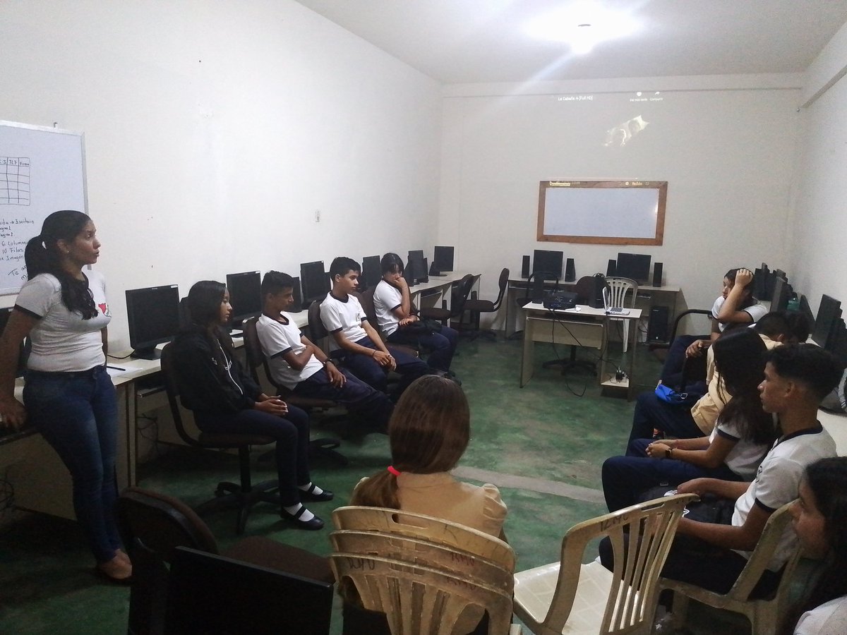 LiceoUrrecheaga's tweet photo. #23May | 🇻🇪 Grupo de Creación "Tecnología Educativa", Cine Foro película educativa La Cabaña, desde nuestro CBIT "Rafael María Urrecheaga".
#CreoEnVenezuela
 @NicolasMaduro https://t.co/tZpyw1eUgl