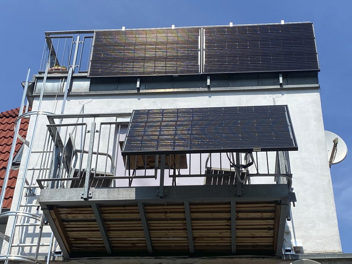 sfv_de's tweet photo. 🔔ERINNERUNG 🔔
Habt ihr eure gedrosselten Welchselrichter von eurem #Balkonkraftwerk schon auf 800W umgestellt?🤩

Mit dem #Solarpaket 1 wurde die Grenze von 600W auf 800W erhöht! ⚡ https://t.co/Gc9DpwDhDg