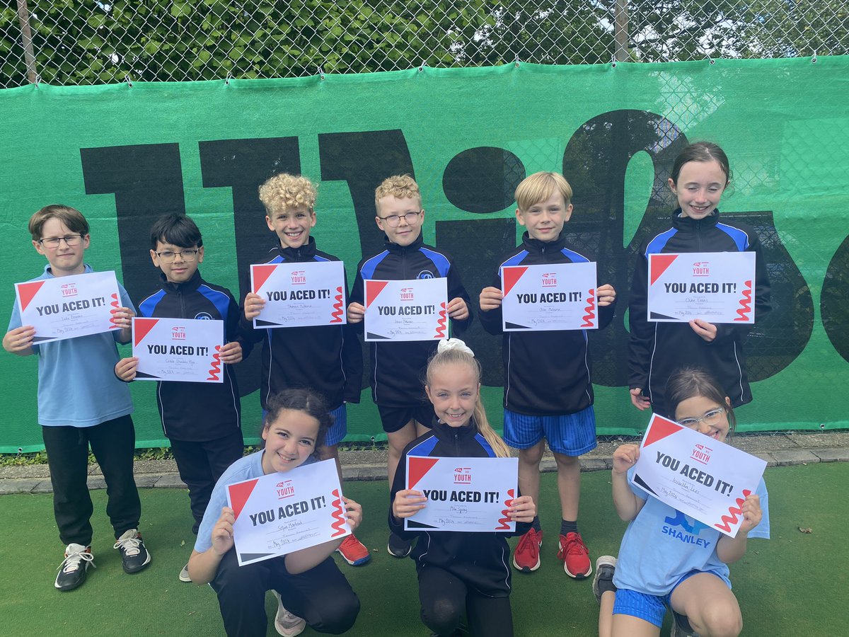 A fantastic morning of tennis at @kingswood_ltc 🎾🎾🎾 Red tennis for Y3 & Y4 was a smash hit! The courts were in brilliant condition & our children had a blast developing their skills. We saw some great serving, volleying, and rallying. #FutureWimbledonChampions @LEOsports7