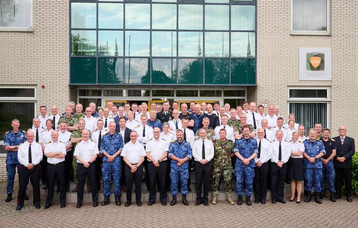 Na presentaties van <a href="/RUSI_org/">RUSI</a> en @HCSSnl over geopolitieke situatie in de wereld, samen met de marine top, uitgebreid gesproken over de (op) schaalbaarheid van de <a href="/kon_marine/">Koninklijke Marine</a> in voorbereiding op inzet in de eerste hoofdtaak ofwel het beschermen van 🇳🇱 en de belangen wereldwijd.