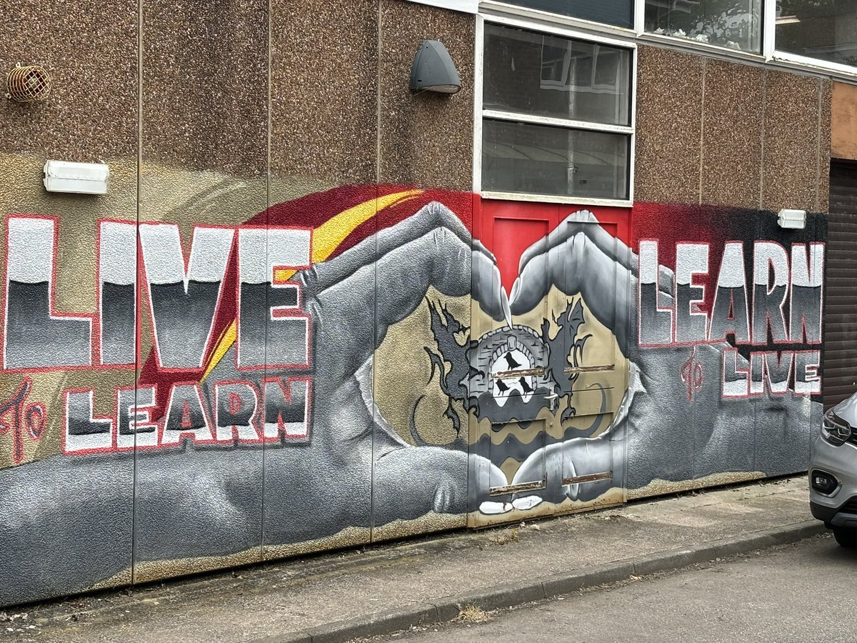 Had the rare privilege to pick my son up from school today ! Couldn’t help noticing the artwork on the school external wall ! 
Couldn’t agree more 👌
#livetolearn #learntolive @pontcompschool 👏👏👏❤️
