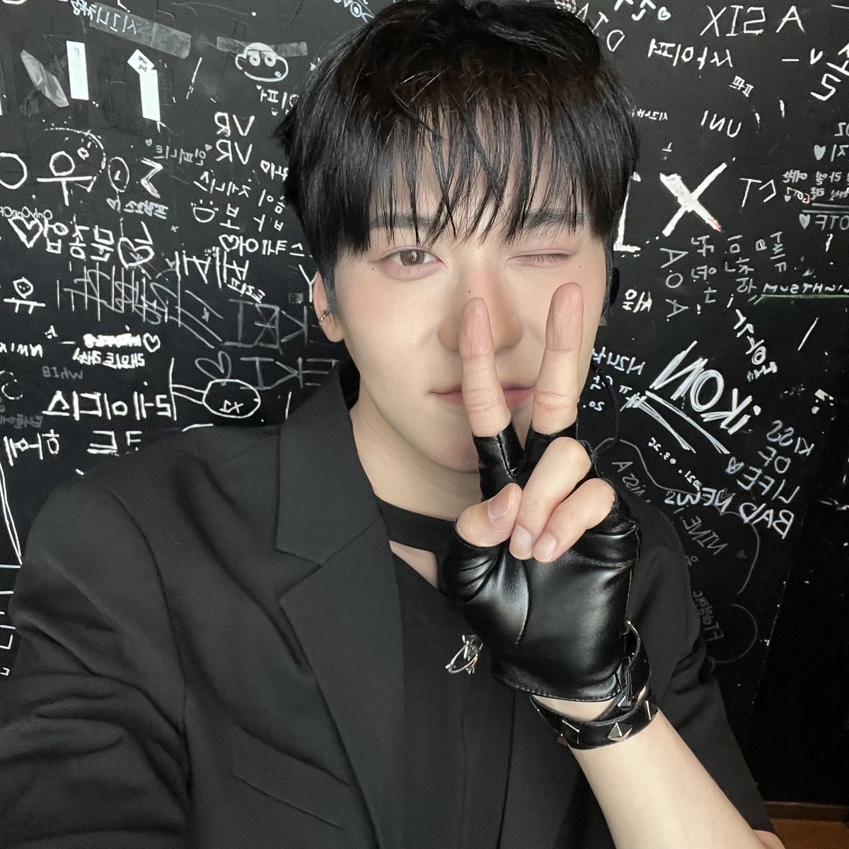 official_ONEUS's tweet photo. [#건희]
Now 첫방 🐜❗️
응원해 준 달님들 고마워
이번 활동도 잘 부탁해! https://t.co/IzdYoThBsp