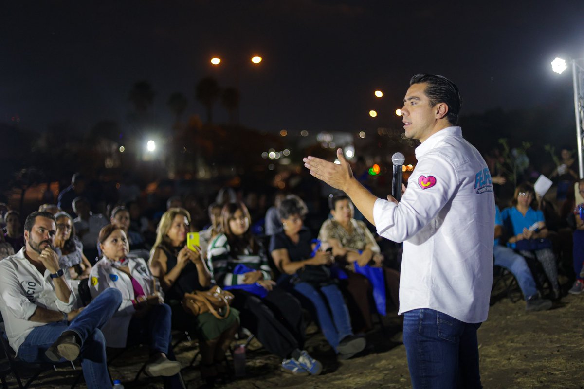 FeliFerMacias's tweet photo. ¡Vecinos de Parque La Gloria! Me dio mucho gusto haber tenido una reunión tan productiva y cálida con ustedes, escuchar sus ideas y preocupaciones para construir juntos una ciudad con orden y con rumbo.

¡Vamos con todo este 2 de junio!
#VotaPAN https://t.co/yq8Fs3OaQI