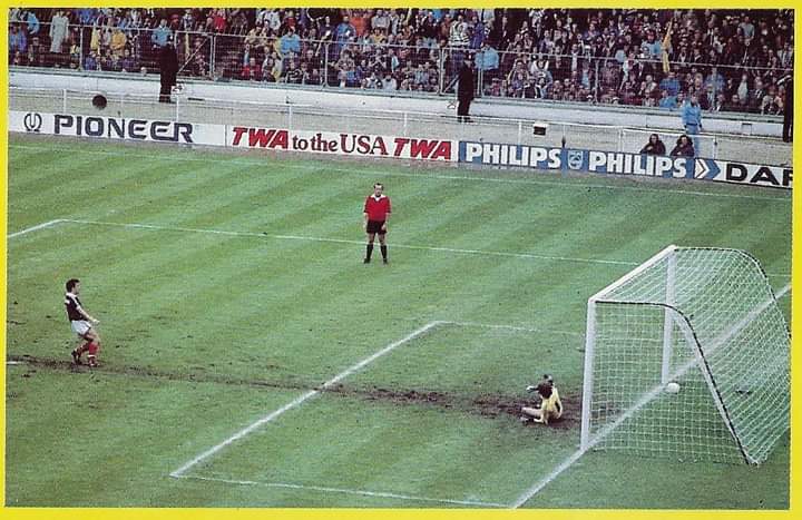 Rab7077's tweet photo. 43 years ago today..can remember jumping around the living room 😀 https://t.co/pcg00m3Bwz