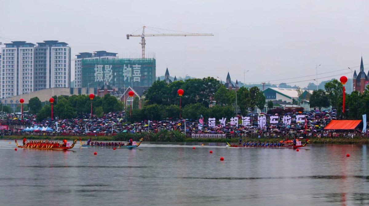 赛龙舟是江西省萍乡市的传统，这是一项中国的非遗文化。Dragon boat racing is a tradition in Pingxiang City, Jiangxi Province, which is a non-heritage culture.