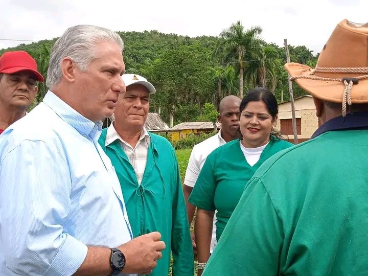 Nuestro Primer Secretario del CCPCC y Presidente cubano 🇨🇺 @DiazCanelB es recibido en Yateras,#Guantánamo, muestras de apoyo del pueblo a la revolución cubana 🇨🇺 #DíazCanelEnGuantánamo #YoSigoAMíPresidente @Morales #ArtemisaJuntosSomosMás