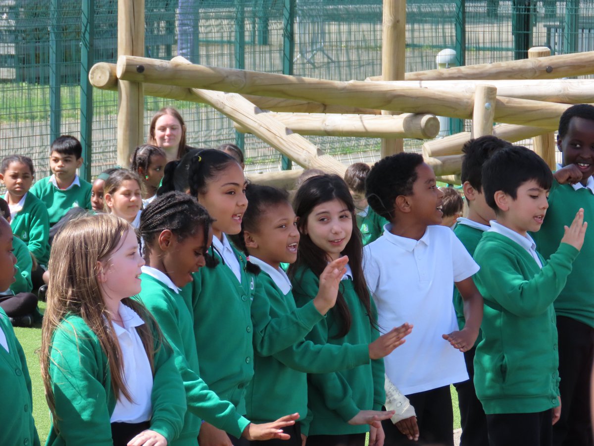 DeltaPrimary's tweet image. It was wonderful to see so many parents and carers at our outdoor Performance Poetry event this afternoon! The sun was shining and the children from Year 1 to Year 6 performed their poems beautifully.