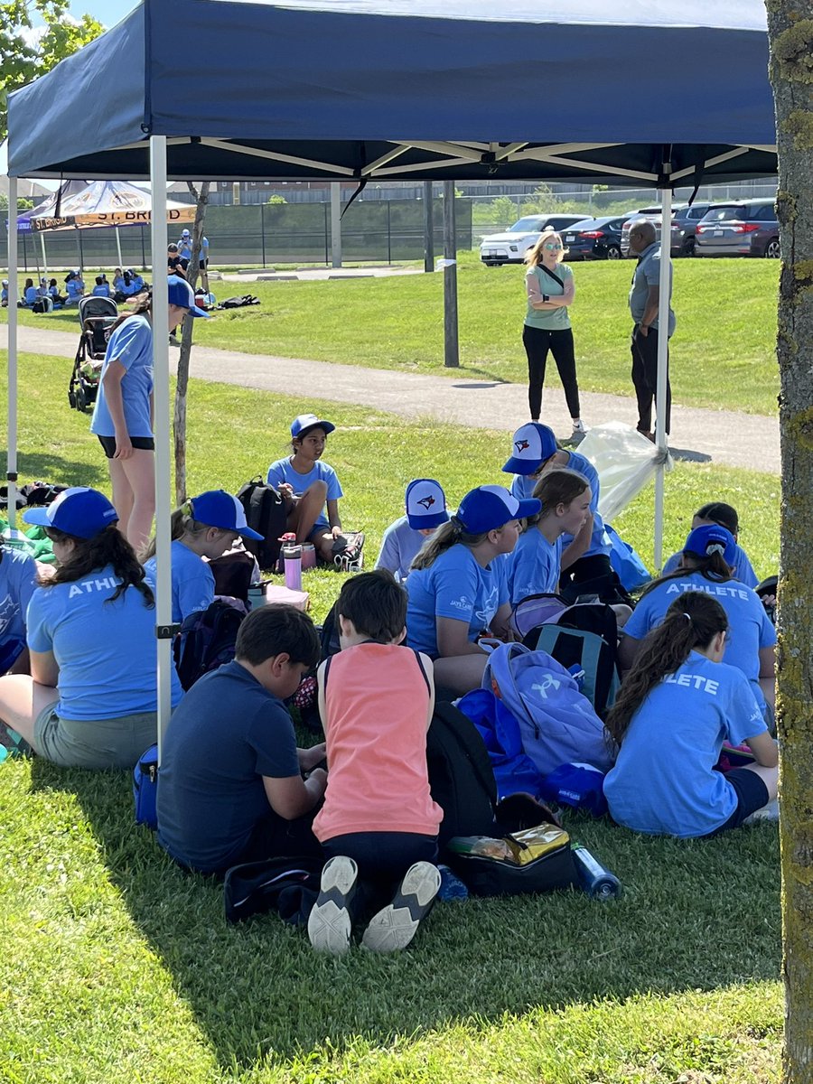 msgiordanihelps's tweet photo. Day three North Halton Girls @ Bat tournament. We are ready! Thank you to @TrusteeAgnew for coming out and cheering the teams as they get ready to play ball. @HCDSB @HCDSB_CYCs @GBrown64 @CJackCaldeira @JaysCare https://t.co/x38cGqdRcs