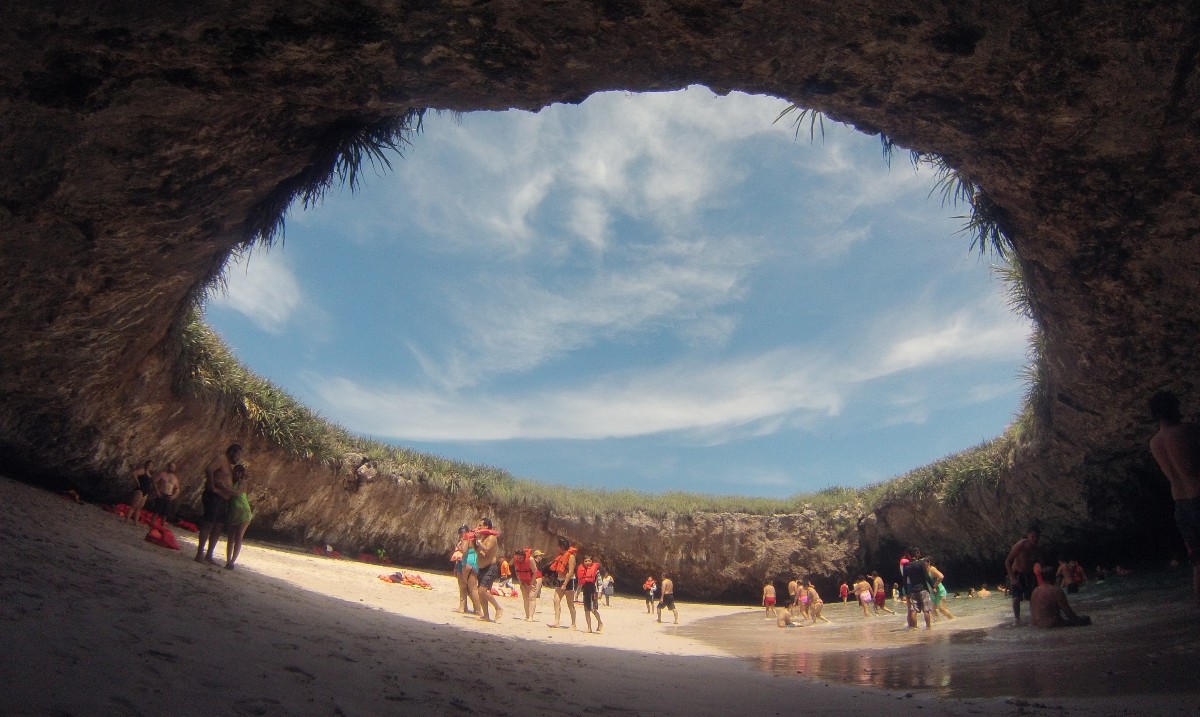 Journey to the #MarietaIslands, where you'll be greeted by the pristine beauty of #MajahuitasBeach. 🏖️  Discover vibrant marine life, 🤿 paddle along the coast, or float serenely on the crystalline waters—the choice is yours! Get away with #GrayLinePuertoVallarta 🇲🇽