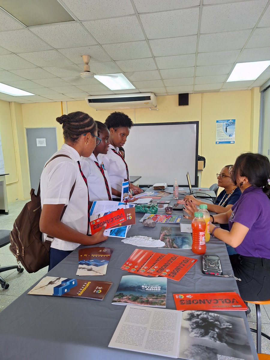 uwiseismic's tweet photo. We're at Bishops Antsey High School Form 3 Career Fair talking about geohazards and Earth Science Careers. #outreach #education https://t.co/Xzocucf799