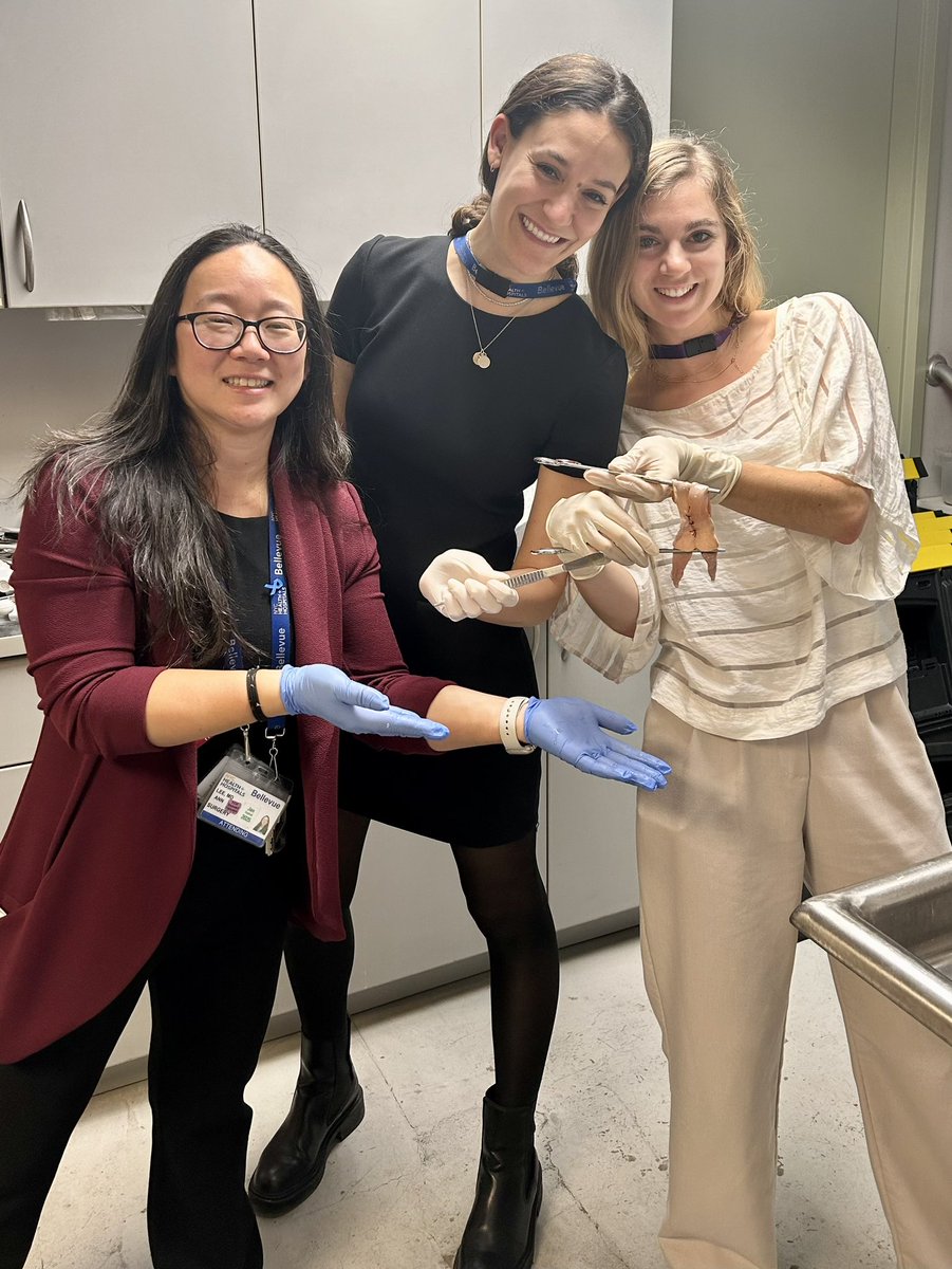 NYUGSOM_SurgRes's tweet photo. So proud of our surgical oncology sub-I superstar Sofia’s first bowel anastomosis!! #futureofsurgery #NYULHSurgery @AnnYLeeSurgOnc @SarahKaslow https://t.co/MPpriGeKch
