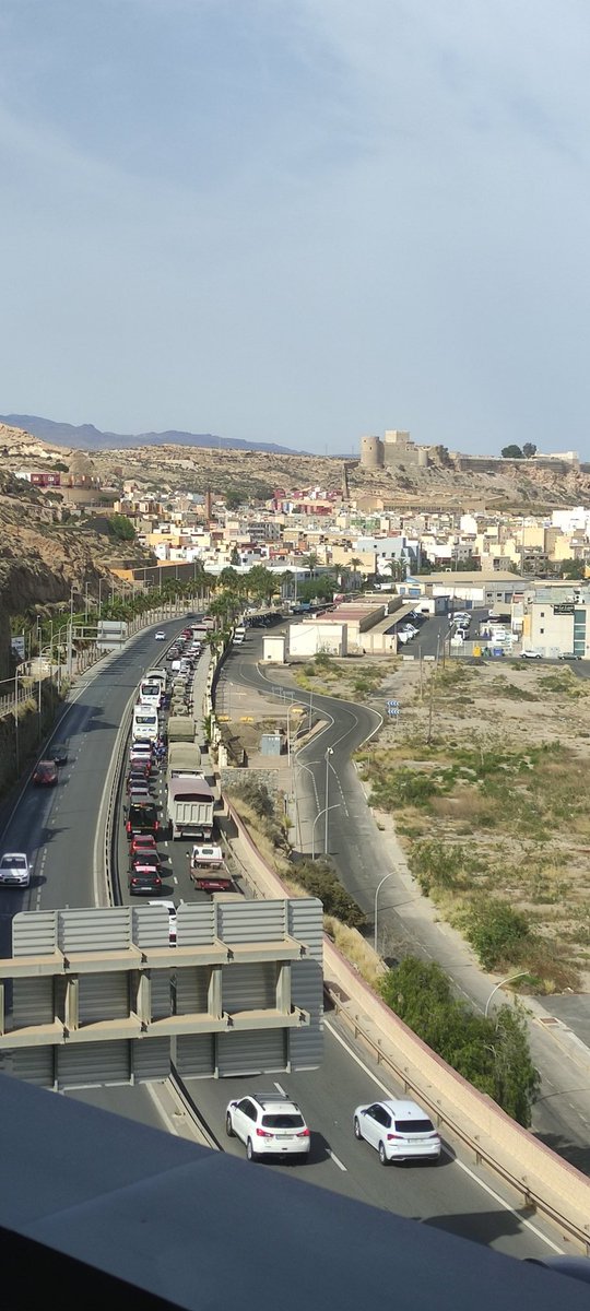joseanmt's tweet photo. Atasco bestial en el parque de Almería.
El mejor momento para cortar la vía para podar es cuando hay más tráfico 
@aytoalm @lavozdealmeria @ideal_almeria @DiarioDAlmeria 
#ENALMERIASOMOSASI https://t.co/DVNCKMaiQF