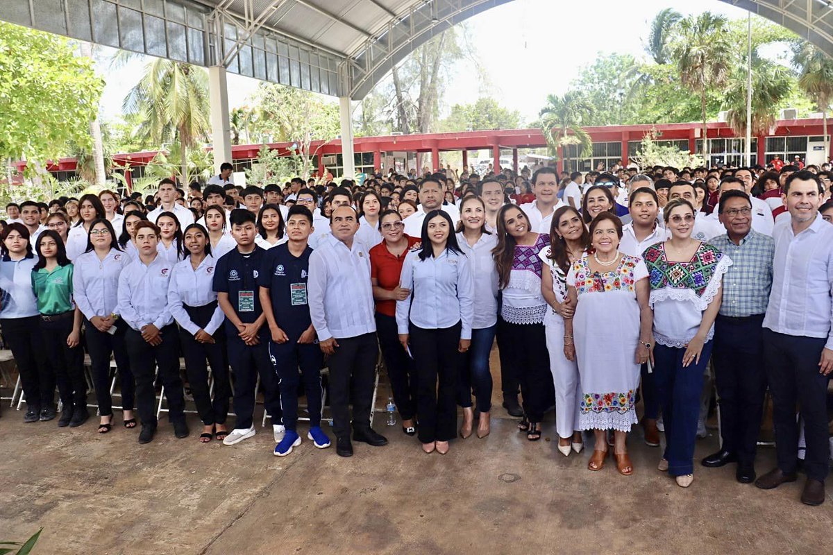 Estudiantes y trabajadores de los Planteles Señor, Tihosuco y Sabán, encabezados por nuestra Directora General, acompañaron en Felipe Carrillo Puerto al IDAIPQROO y a la Gobernadora en la Jornada de Sensibilización en Violencia Digital. 

#COBAQROO
