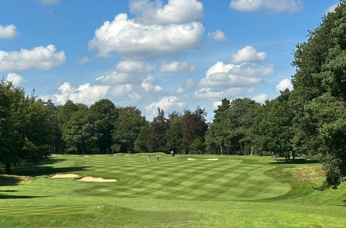 Now that @langhorn_stuart has moved into the General Managers role @beaconsfield_gc the course is in very safe hands with @LeeMarch8 at the helm. The team doing a great job as always. @PlantFoodCo @rhizosolutions @T2GBentgrass #turfcare3pa