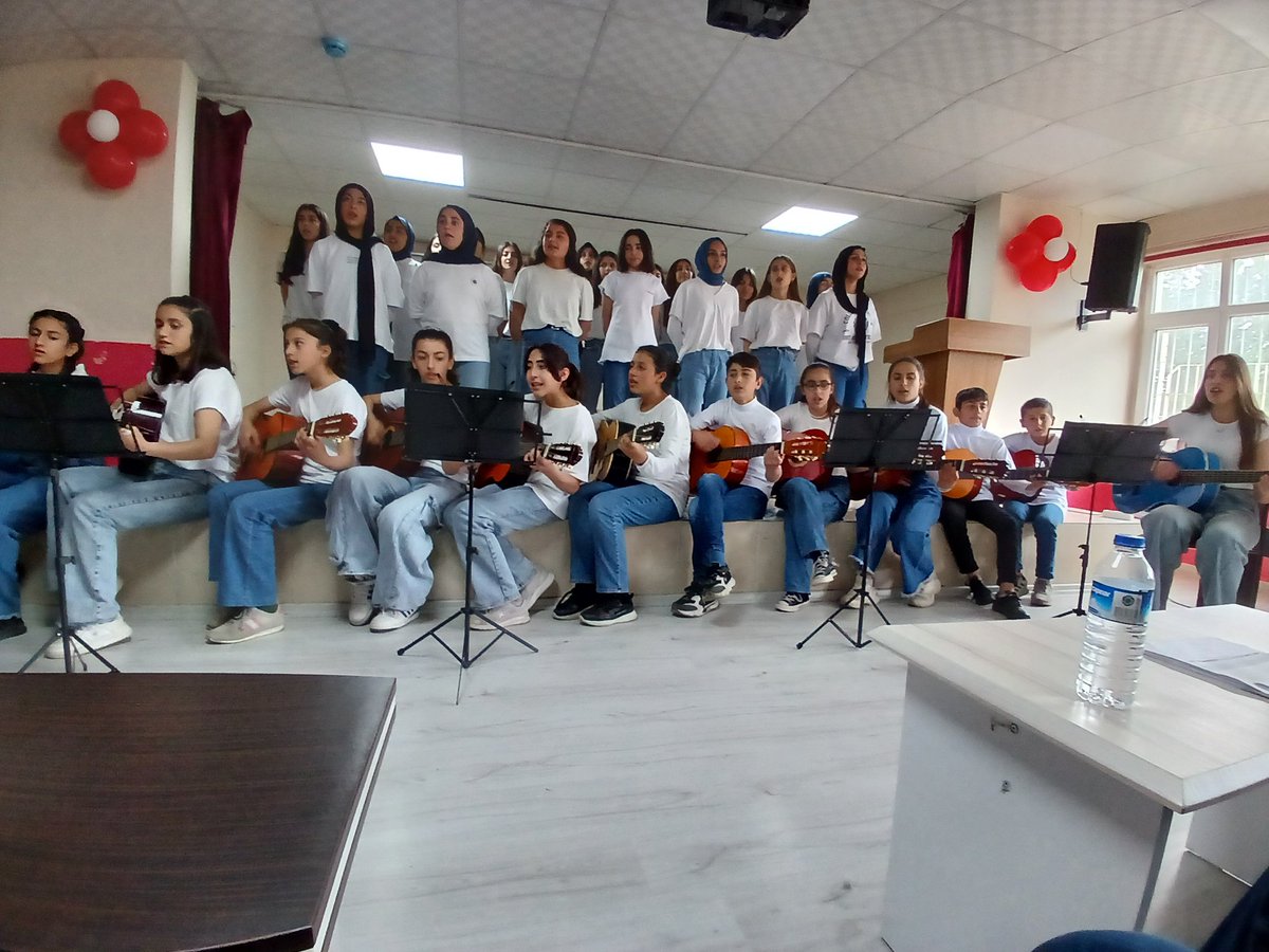 ValideMtal's tweet photo. Yilsonu müzik konserimizi gerçekleştirdik. Müzik öğretmenimiz Hande TÜRE ye teşekkür ediyoruz👏👏👏 https://t.co/syls9SHcxp