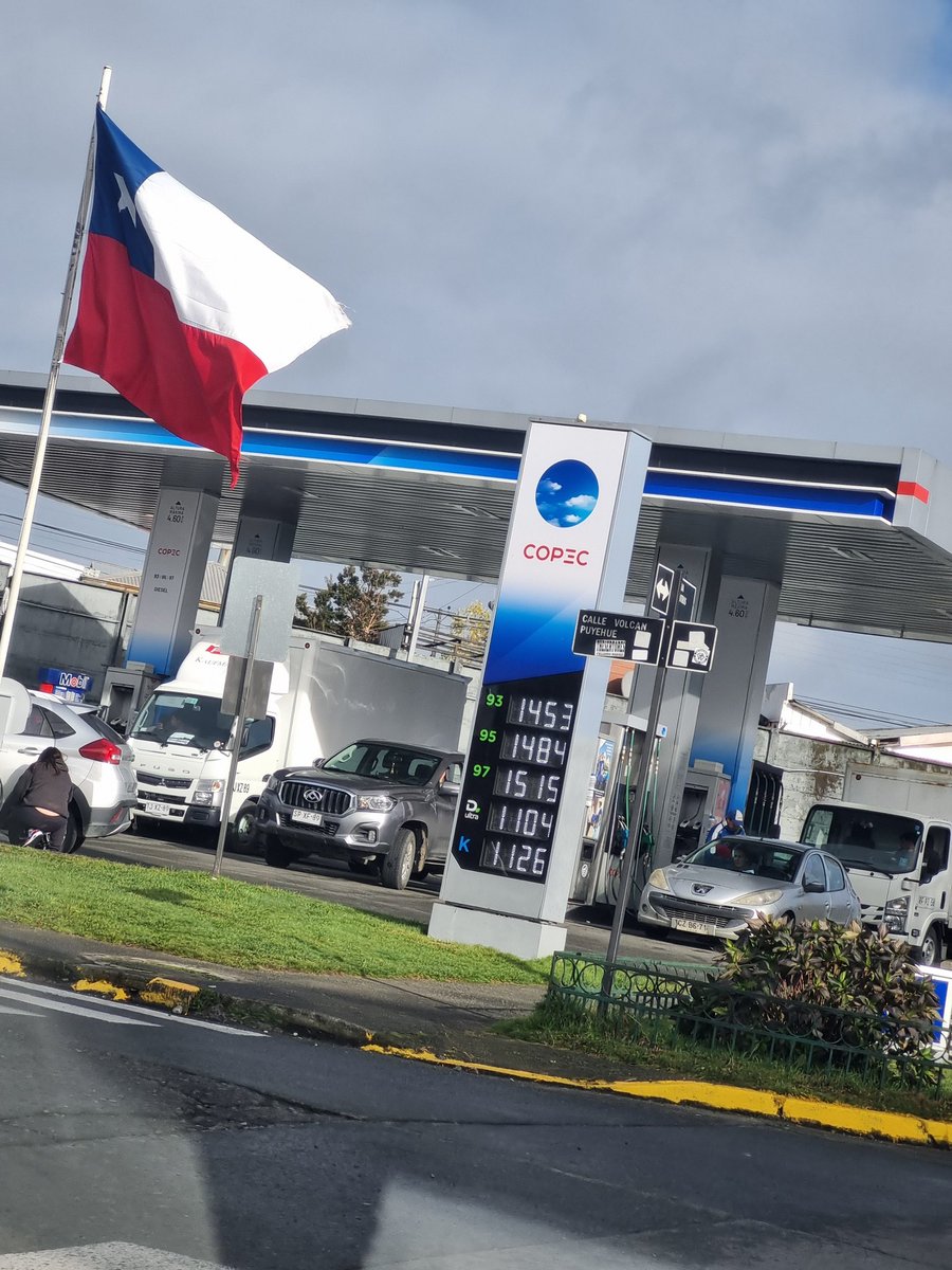 En <a href="/copec_cl/">COPEC</a> de los notros en mirasol, siendo las 11,30 aún no cambien el precio de la bencina. Quien regula esta actividad de los servicentros. Cuando sube el valor a las 23:59 del día miércoles ya le suben el valor.  Dejen de llenarse los bolsillos a costillas nuestras.