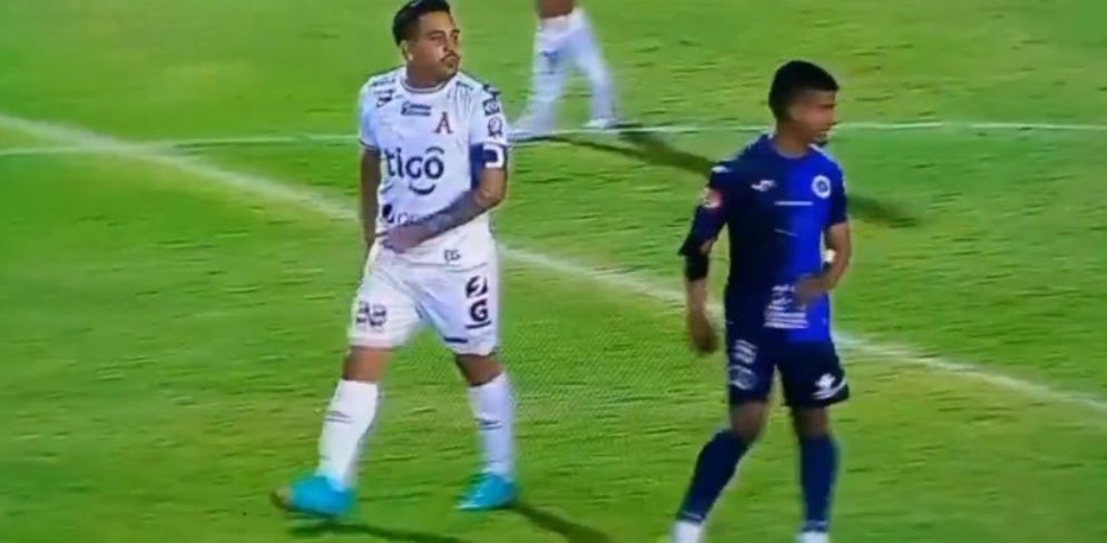 Br1Porzio's tweet photo. #LMF #FinalClausura
Si se confirma esta acción (escupitajo) de parte de Rodolfo Zelaya no percibida por el árbitro central pero existe prueba televisiva de la acción indebida el jugador debe ser suspendido y debería por reglamento no poder jugar la final del sábado https://t.co/8YPqTPjz6N