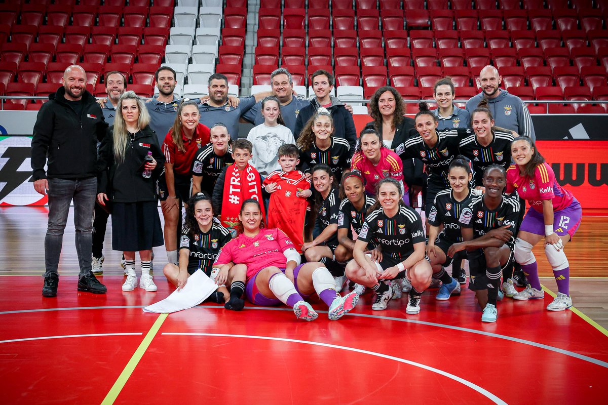 #FutsalBenficaFem 🤝 #Nunkimperfeito!

No 𝗷𝗼𝗴𝗼 𝟭 da 𝗳𝗶𝗻𝗮𝗹 do play-off da Liga Feminina Placard, no passado sábado, a nossa equipa ofereceu uma camisola autografada ao patrocinador! 🥰