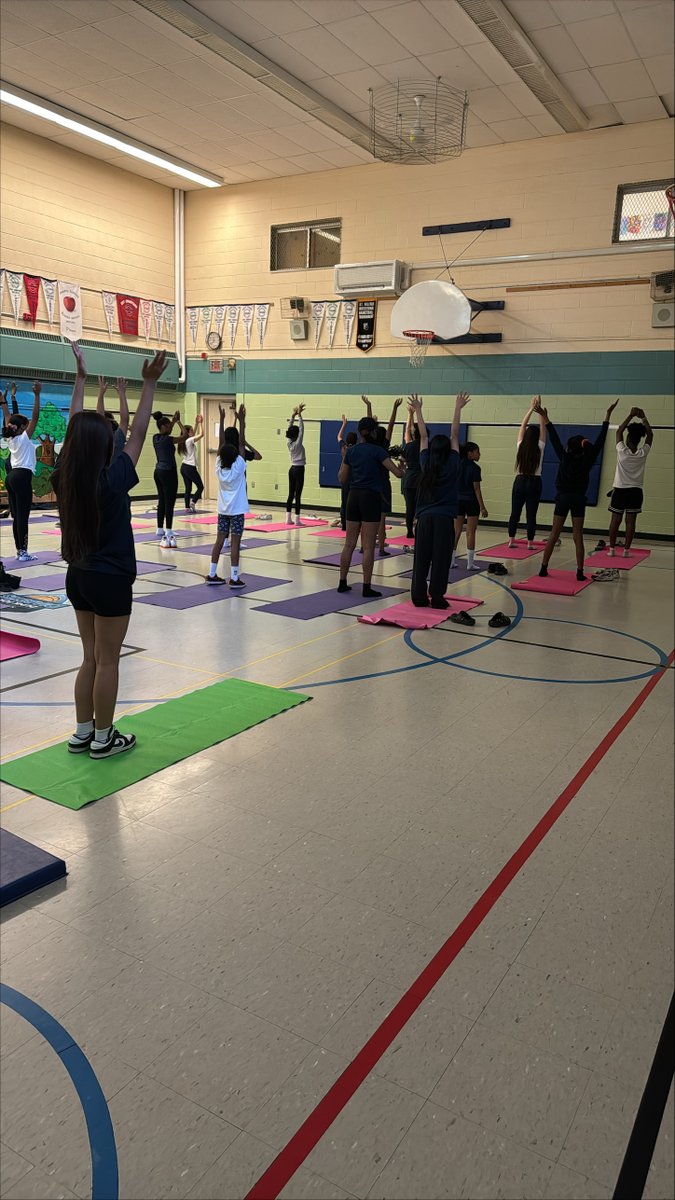 TCDSB_SafeSchs's tweet photo. St. Paul's JOY Project Group participating in Mindful Movement. #TCDSBJOYProject @MICHAELaCACCAMO https://t.co/EJGbFc4BYO