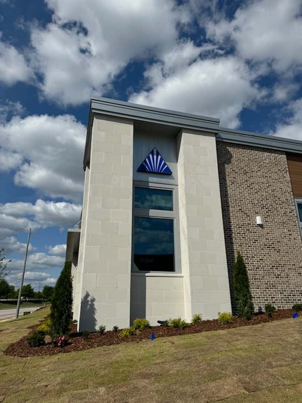 SmartBank's tweet photo. Exciting News, Auburn! 
We are super excited for the opening of our brand-new location, and we can’t wait to welcome you to our new home!
Opening Date: Mon. June 3rd
New Location: 1940 E Samford Avenue

We can’t wait to serve you better in our new Auburn location! #SMBKAuburn 💙 https://t.co/oKp5zWB5bN