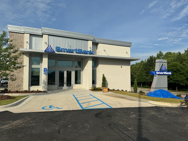 SmartBank's tweet photo. Exciting News, Auburn! 
We are super excited for the opening of our brand-new location, and we can’t wait to welcome you to our new home!
Opening Date: Mon. June 3rd
New Location: 1940 E Samford Avenue

We can’t wait to serve you better in our new Auburn location! #SMBKAuburn 💙 https://t.co/oKp5zWB5bN