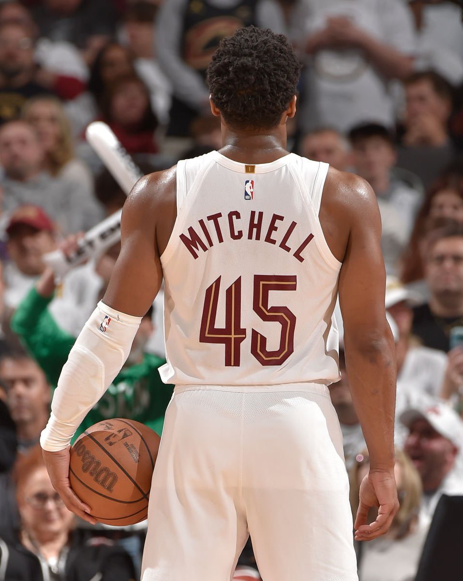 “There is a lot of optimism around the Cavs that they're going to get a commitment from Donovan Mitchell on a 4-year $208 million dollar extension.”

- <a href="/ShamsCharania/">Shams Charania</a> 

(Via <a href="/RunItBackFDTV/">Run It Back</a> )