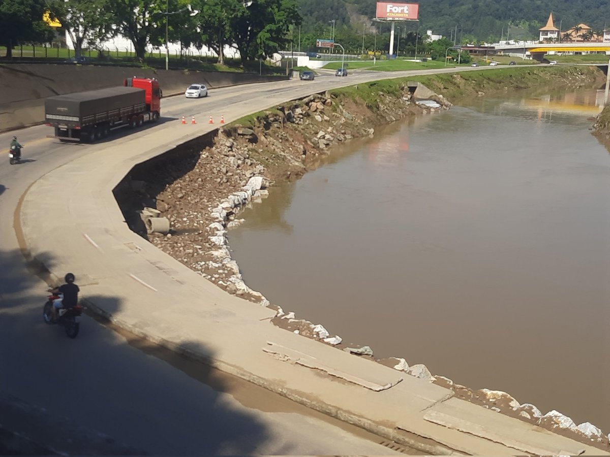 macgouve's tweet photo. Brusque vai precisar acelerar as manutenções da Avenida Beira Rio, já bastante danificada desde as enchentes do fim do ano passado. Na foto, novas marcas geradas na última semana. Calçada e ciclovia têm trechos interditados, acertadamente. https://t.co/gUp4lZBocJ