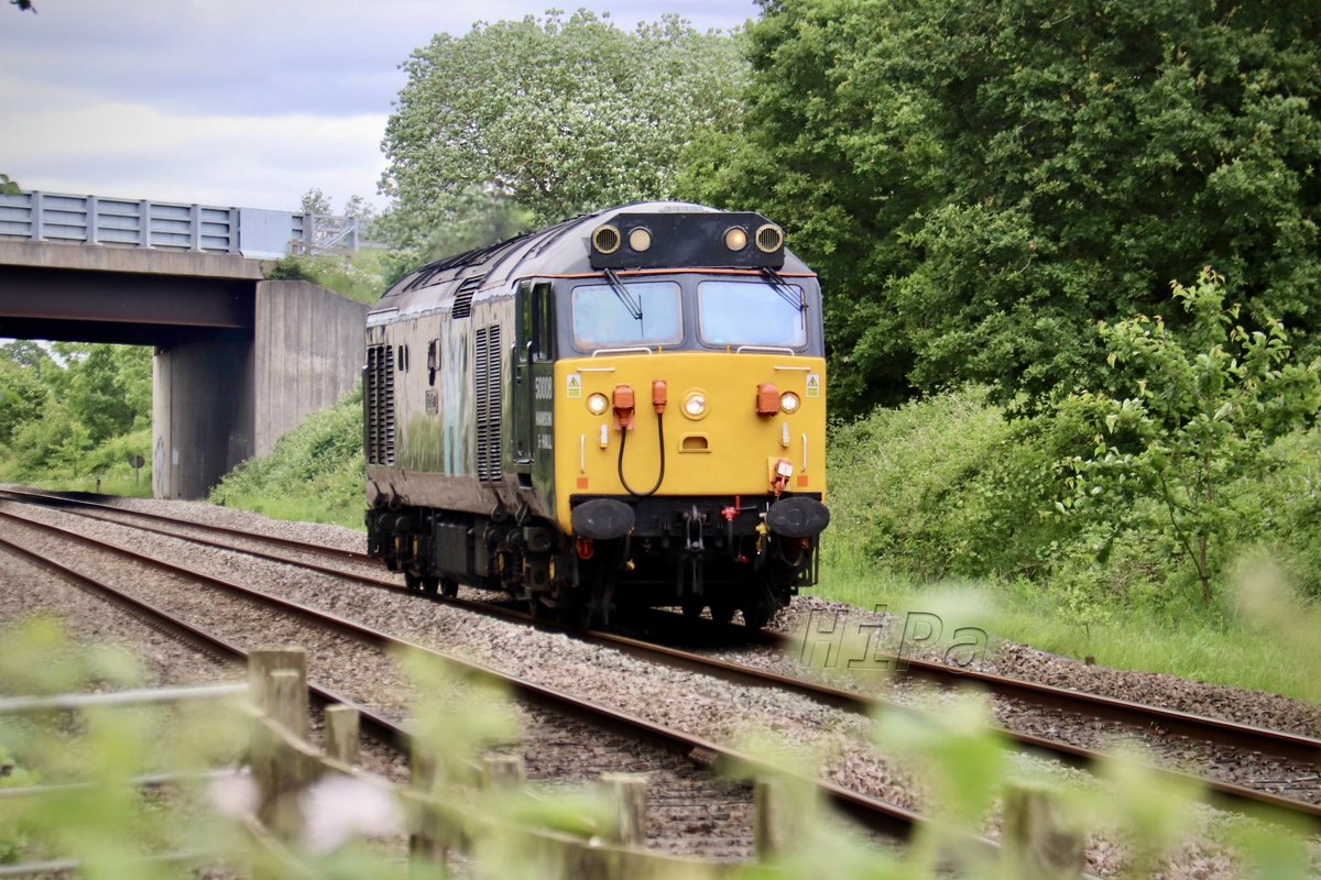 HiPa125's tweet image. Hanson &amp;amp; Hall Rail #Class50 50008 ‘Thunderer’, running as 0M50 1205 Knottingley Locomotive Inspection Point &amp;gt; Kidderminster Severn Valley Railway, charges past Stenson Raynors Crossing