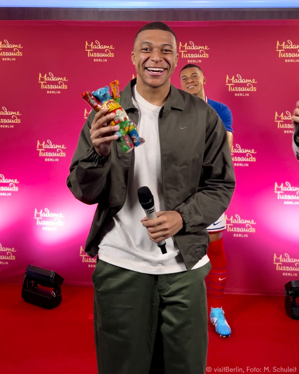 We went all the way to Paris to bring Kylian Mbappé to Berlin! Or at least his Doppelganger, who you can now meet at Madame Tussauds Berlin! 📸 ⚽ ✨