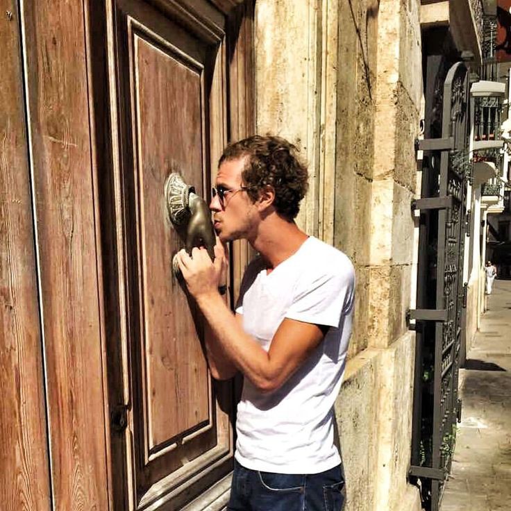 Еще один день, когда он думал, что камера выключена.