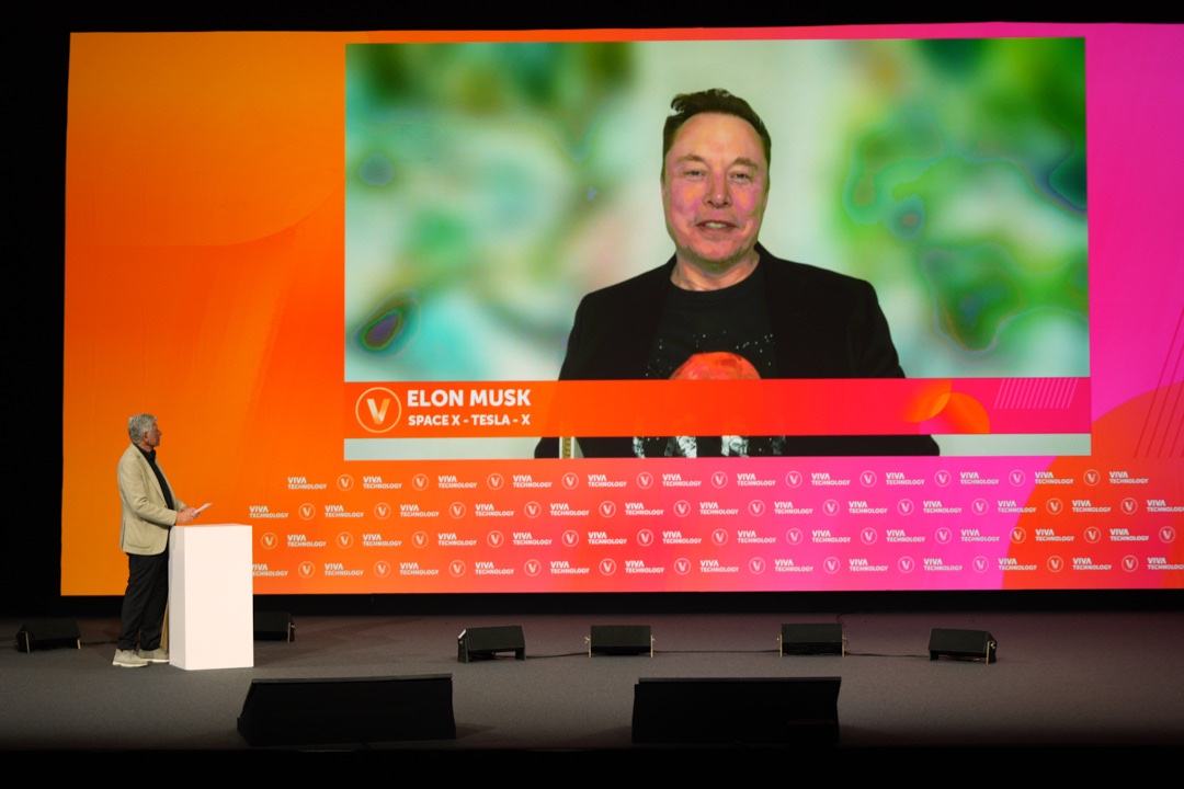 VivaTech's tweet image. &quot;And I apologize again for not being that person. It&apos;s just my son&apos;s graduation is tomorrow, so I need to be there in person.&quot; -@elonmusk live at #VivaTech 🚀

It&apos;s okay, maybe next year in Paris again? 🫶