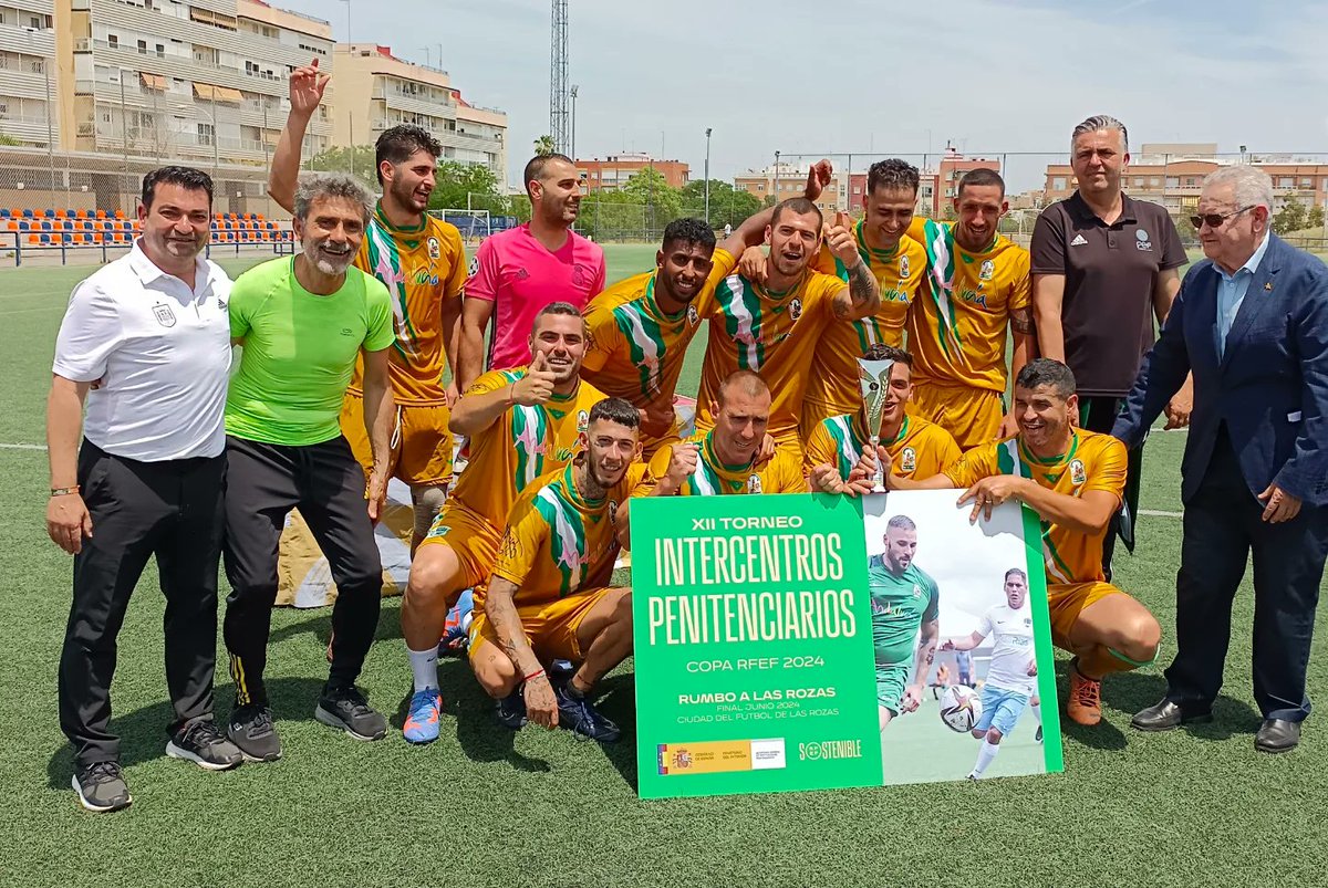 rfef's tweet photo. 🏆 ¡¡YA TENEMOS FINALISTAS!!

Teixeiro y Algeciras disputarán el partido por el título del XII Torneo Intercentros Penitenciarios Copa RFEF 2024 (@IIPPGob).

El conjunto gallego y el andaluz jugarán el 6 de junio en la Ciudad del Fútbol de Las Rozas.

ℹ️ https://t.co/lo0K0aNJWC https://t.co/bZMzFHNApu