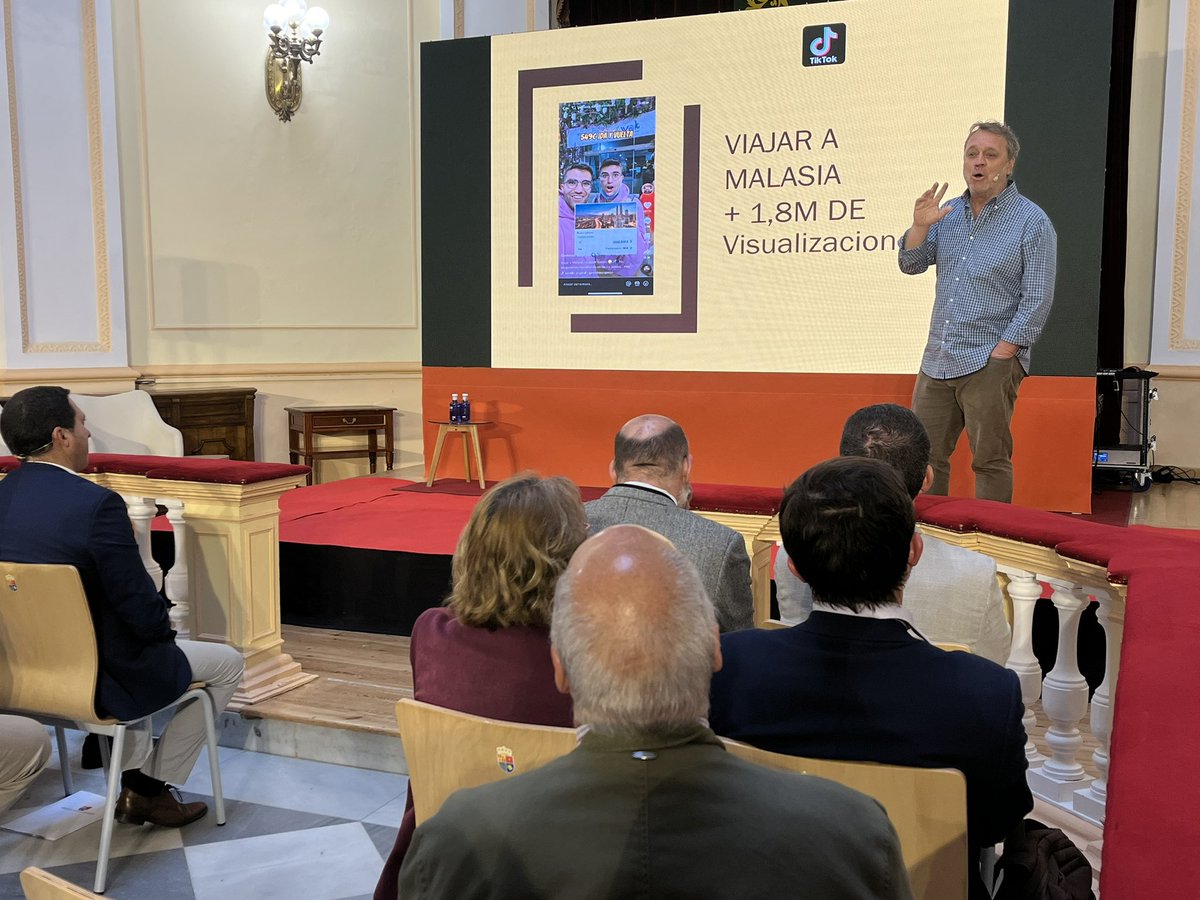 <a href="/DipuCuenca/">Diputación de Cuenca</a> <a href="/uclm_es/">Universidad de Castilla-La Mancha</a> <a href="/SERcuenca/">SER Cuenca</a> <a href="/La_SER/">Cadena SER</a> <a href="/el_pais/">EL PAÍS</a> <a href="/paconadal/">Paco Nadal</a> 🗣️ <a href="/paconadal/">Paco Nadal</a> sigue con su ponencia sobre comunicación en el mundo del Turismo en el #LABCuenca 

📱 "Si quieres llegar a la gente en redes sociales lo tienes que contar todo en minuto y medio" 

📻 A partir de las 19:20h, edición especial de 'La Ventana CLM', con <a href="/Claudichel/">Claudia Moreno</a>