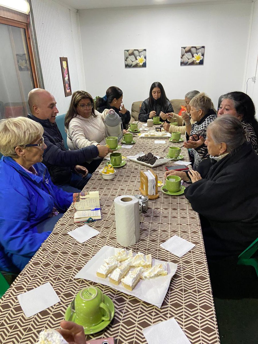 Agradezco al Centro Social y Cultural, Mujeres con Mira al Futuro, del sector Santa Rosa en Alto Hospicio, por recibirme. Fue inspirador conocer a estas mujeres aguerridas y luchadoras que, a pesar de los graves problemas de seguridad que enfrentan, siguen trabajando con gran