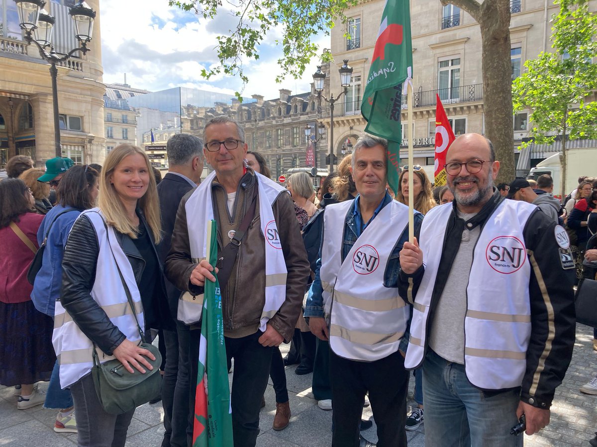 Près d'un millier de personnes au rassemblement pour la défense de l'audiovisuel public, face au ministère de la Culture à Paris ce jeudi 23 mai MAGNIFIQUE rassemblement, la mobilisation continue ✊️ #NONalafusion