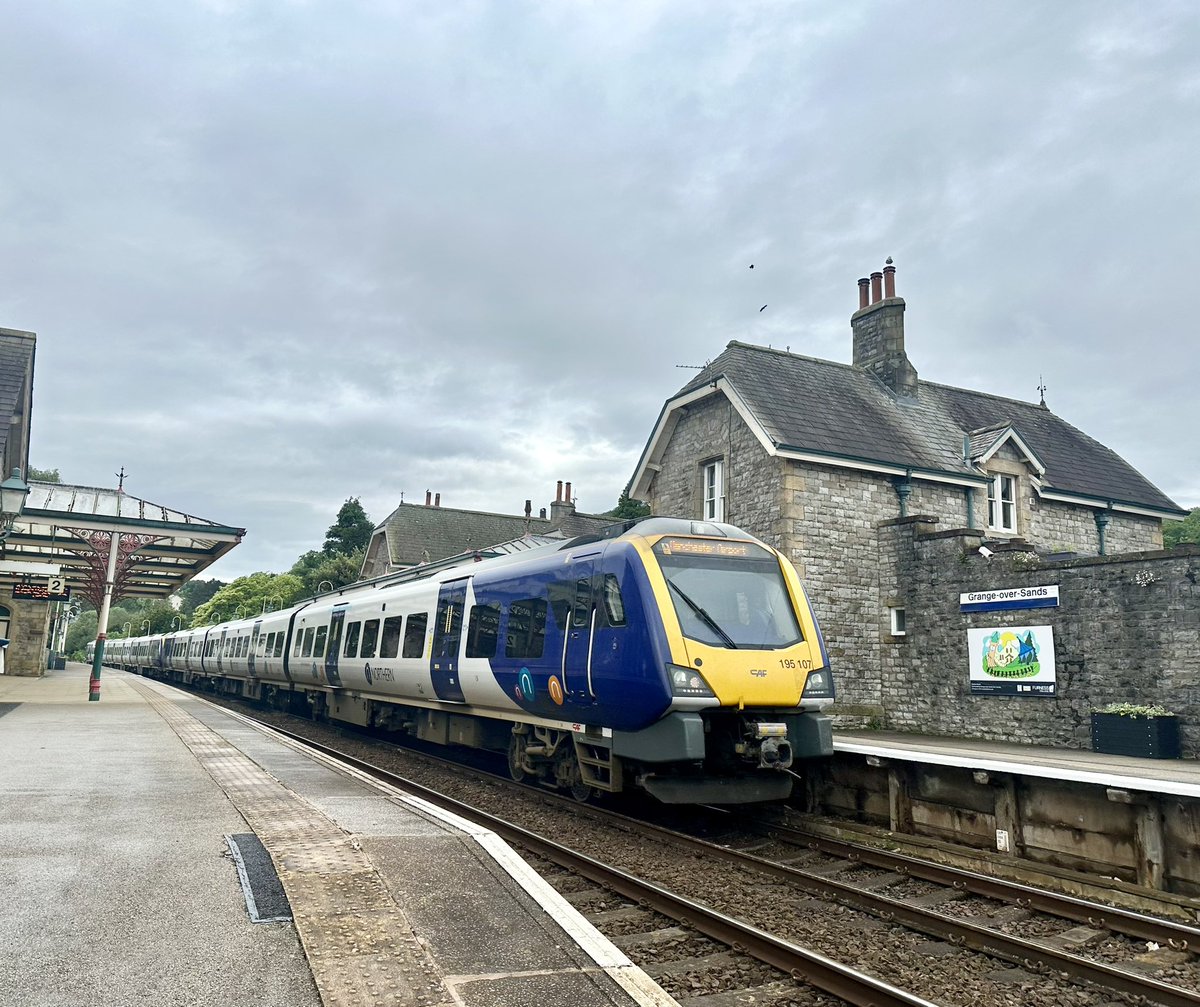 pdiddywoodcock's tweet image. 195107/114 at Grange - over - Sands on todays 1U01 Barrow - Manchester Airport #class195