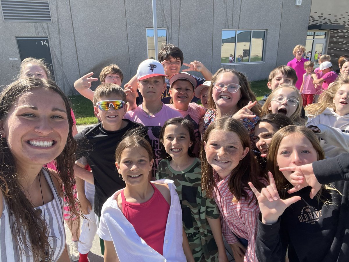 MrsAmberAxline's tweet photo. End of year selfies!!! Happy last day &amp; happy summer!!!! #dcwest 🏖️🌊☀️😁 https://t.co/RwmJBuuvbk