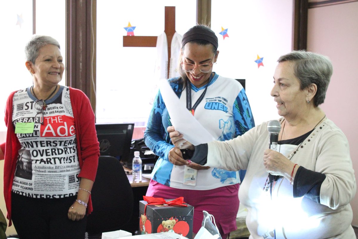 SomosUnem's tweet photo. #Ahora🔊||Desde el Rectorado #UNEM la prof. María. Auxiliadora Ibarra desarrolla la actividad “El regalo” en el que los responsables UTGU de distintos estados del país reconocen las cualidades y valores #Unemistas en sus compañeros de distintas regiones.
@NicolasMaduro https://t.co/Np1CWSr12Q