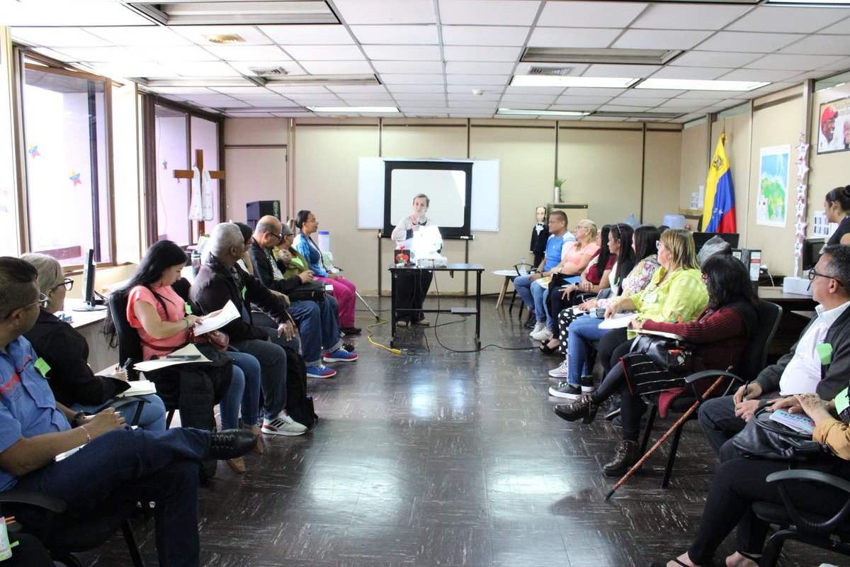 SomosUnem's tweet photo. #Ahora🔊||Desde el Rectorado #UNEM la prof. María. Auxiliadora Ibarra desarrolla la actividad “El regalo” en el que los responsables UTGU de distintos estados del país reconocen las cualidades y valores #Unemistas en sus compañeros de distintas regiones.
@NicolasMaduro https://t.co/Np1CWSr12Q