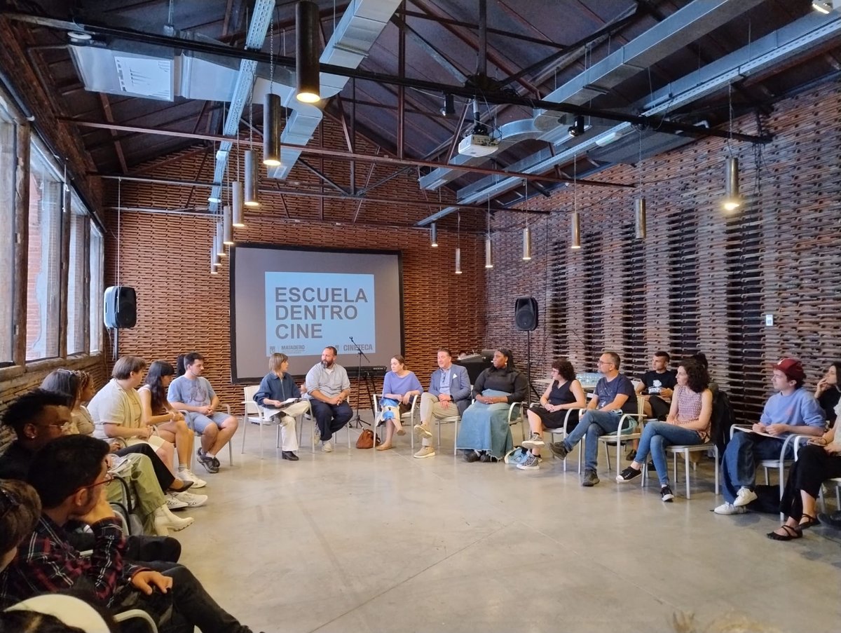 Coincidiendo con el inicio de la retrospectiva «Re-cuerdos a tiempo real» que conmemora los 5 años de la #EscuelaDENTROCINE en #Cineteca, la delegada del Área de Cultura de @madrid, Marta Rivera de la Cruz, ha participado en un encuentro sobre cine y educación en #MataderoMadrid