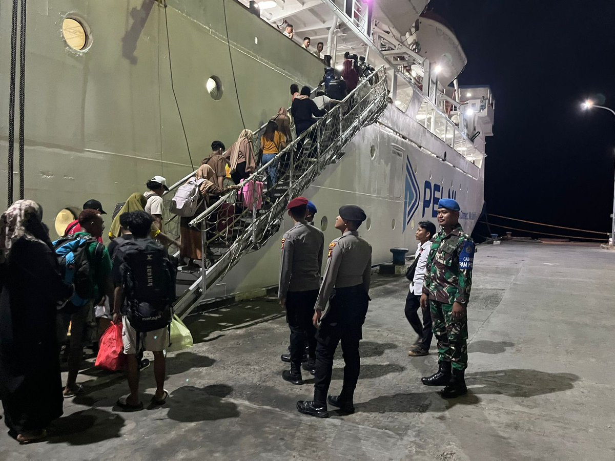 beaxxes's tweet photo. Giat Patroli &amp; Pengamanan gabungan Tni-Polri. perihal kedatangan/keberangkatan kapal penumpang. Di pelabuhan loktuan Kota Bontang https://t.co/Ag6n4MKbZ3