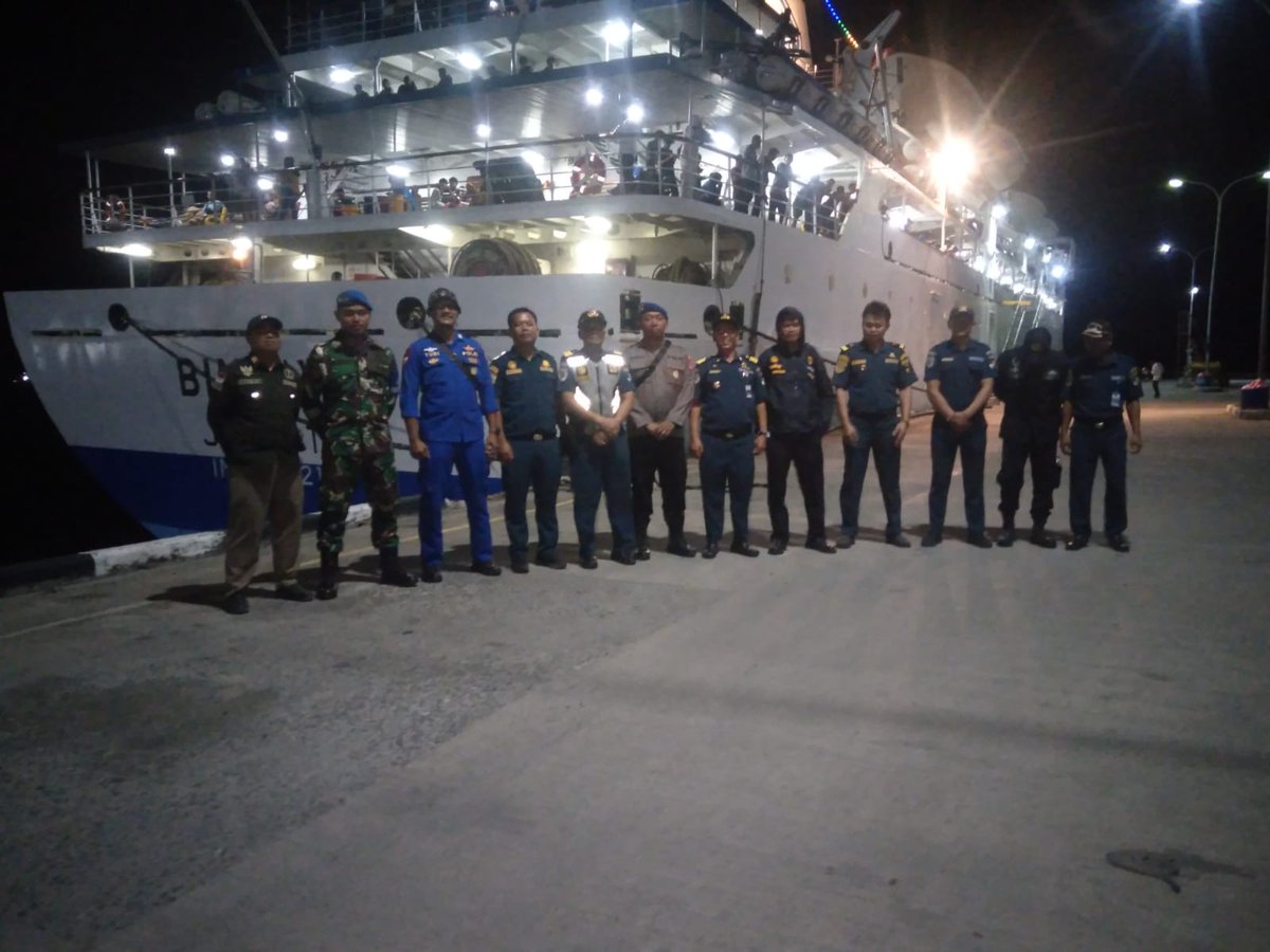 beaxxes's tweet photo. Giat Patroli &amp; Pengamanan gabungan Tni-Polri. perihal kedatangan/keberangkatan kapal penumpang. Di pelabuhan loktuan Kota Bontang https://t.co/Ag6n4MKbZ3