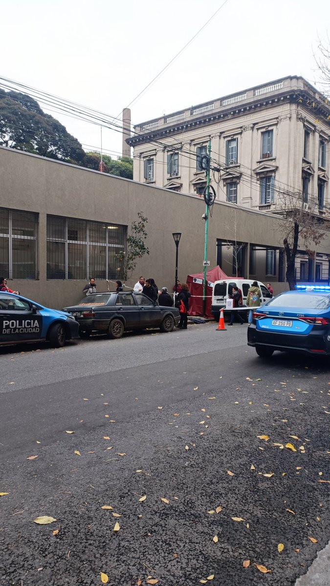 Monteromm1980's tweet photo. Incidente en Austria y Pacheco de Melo. Hospital Rivadavia. Policía científica en el lugar. Calzada reducida.
@cronica 
@jotaleonetti
@telefe
@ernestoarriaga
@gcba
@infobae
@AlertasTransito
@batransito
#demichelis 
#dolar
#corrida https://t.co/skRmurohUn