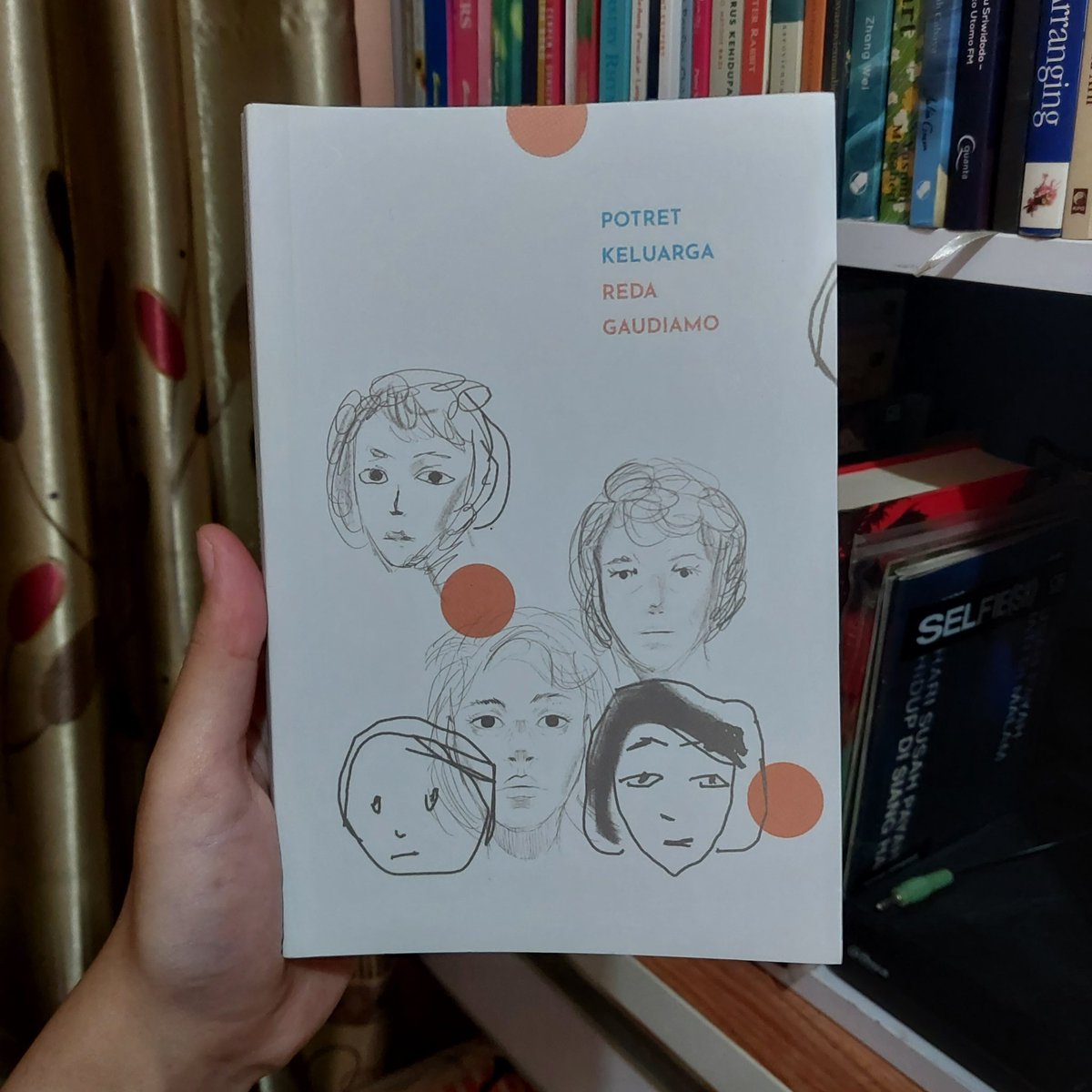 spelltrooper's tweet photo. Baru aja baca Potret Keluarga oleh Reda Gaudiamo, 179 halaman berisi 16 kumpulan cerpen, diterbitkan oleh Pojok Cerpen tahun 2021.

#ReadYourShelf @luneillei #CottagecoreRC #ReadingWithVin @filmandfiction https://t.co/nArWJ494i9
