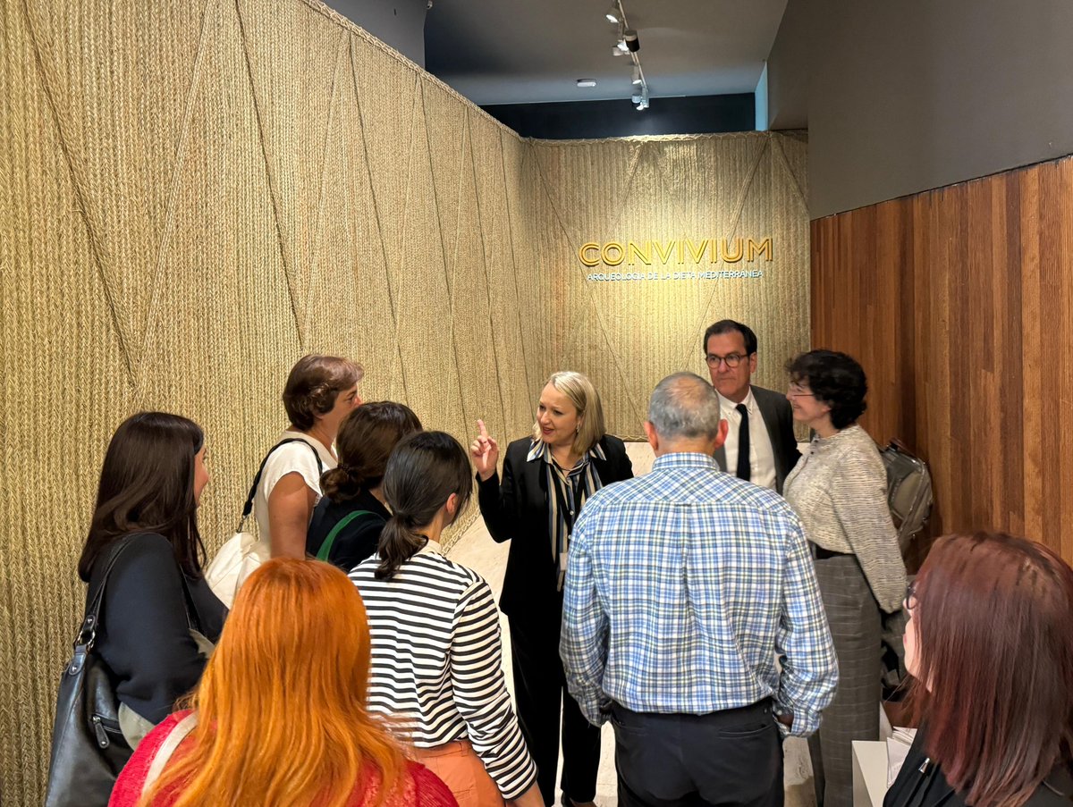 😊Hoy, tras el encuentro de directores de los @MuseosEstatales de @culturagob, nuestra directora Isabel Izquierdo les ha mostrado #ExpoMAN_CONVIVIUM. ¡Estamos muy contentos de contar con la presencia de todos vosotros! 😍
