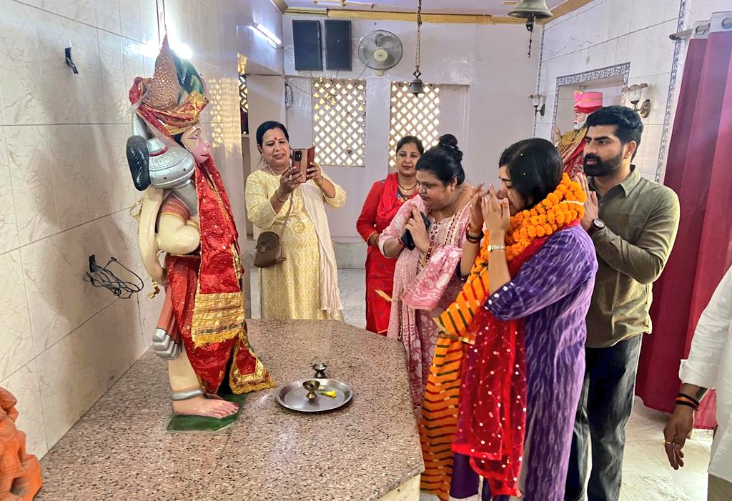 आज नारायणा, नई दिल्ली स्थित भगवान वाल्मीकि मंदिर में प्रभु श्री वाल्मीकि जी को नमन कर उनके दर्शन किए तथा समस्त प्रदेशवासियों के सुख-समृद्धि और खुशहाल जीवन की कामना की।