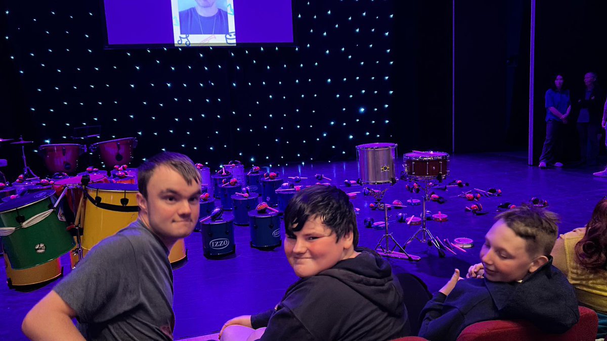 YPendalar's tweet photo. Criw o’r ysgol yn edrych ymlaen am y cyngerdd - Codi’r Tô yn 10 oed 🎉🎉 #galeri #codirto https://t.co/gjZjK8Pkbn